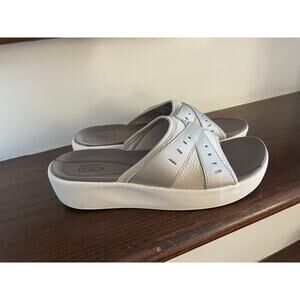 Easy Spirit Cream Slip-On Sandals